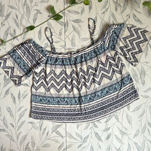 CHARLOTTE RUSSE | FLOWY COLD SHOULDER CROP TOP